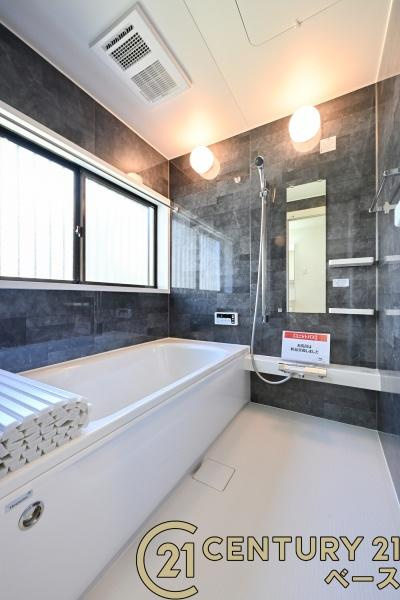 奈良市左京３丁目　一戸建の浴室|■現地撮影写真■ゆったりしたサイズの浴室！足を伸ばしての入浴は疲れも癒してくれます！