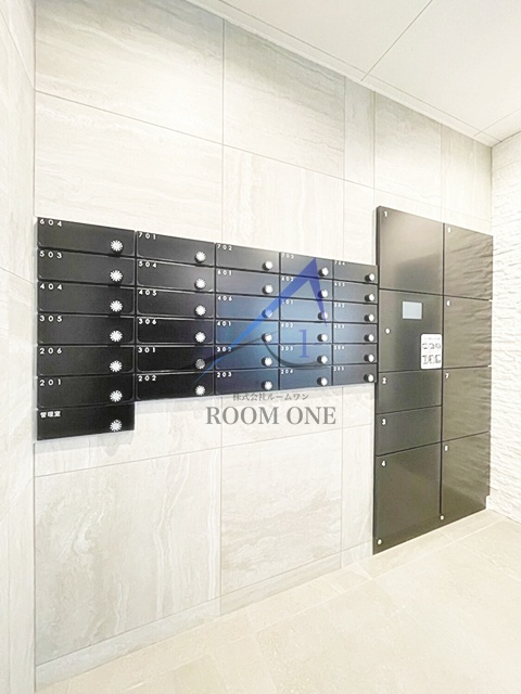 JU TOWER FRONT 両国 のその他共用部分|集合ポストと宅配ボックスです。
