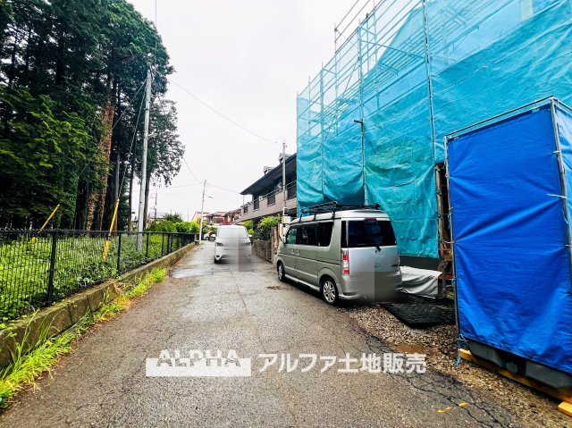 ~昭島拝島町5棟分譲地~ Newly built houseの前面道路含む現地写真|【Living room】
◆時を忘れる場所◆ここにはみんなが集い、食事と楽しい会話が始まる。話に夢中になりすぎて、ついつい時を忘れ夜半過ぎになってしまう。そんな束の間の幸せを感じさせてくれる場所。