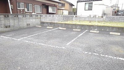 プラネットハウスの駐車場
