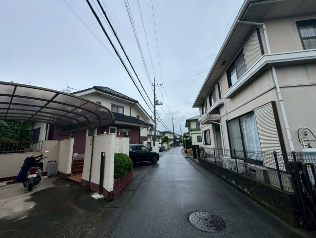 -三丁目不動産-　深谷市上柴町東3丁目　納戸付きの前面道路含む現地写真|前面道路含む現地写真です