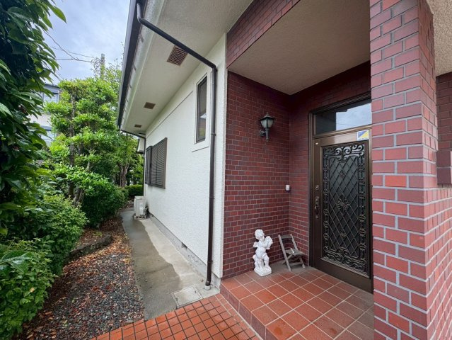 -三丁目不動産-　深谷市上柴町東3丁目　納戸付きの玄関|明るい玄関です