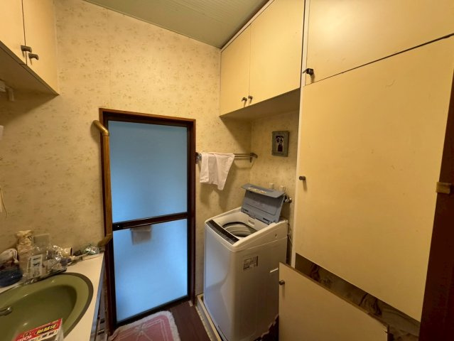 -三丁目不動産-　深谷市上柴町東3丁目　納戸付きの洗面所|コンパクトで使いやすい洗面所
