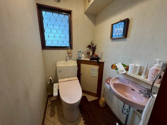 -三丁目不動産-　深谷市上柴町東3丁目　納戸付きのトイレ|落ち着いた色調のトイレです