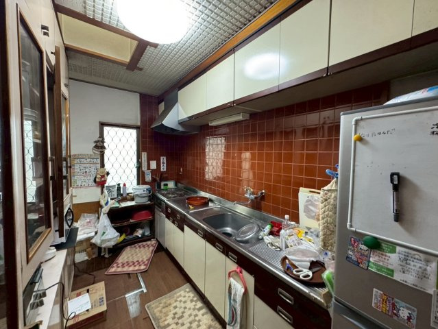 -三丁目不動産-　深谷市上柴町東3丁目　納戸付きのキッチン|コンパクトなキッチンで掃除もラクラク