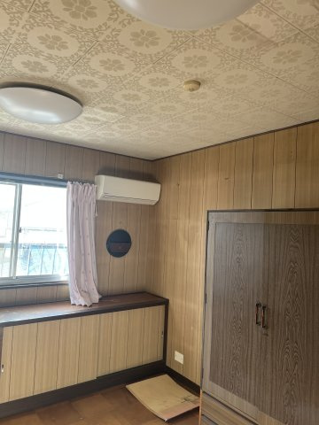 群馬県前橋市平和町２丁目～作業所、物置付中古戸建～の洋室|壁面収納とローボードを完備。すっきりと暮らせる陽だまりの居室