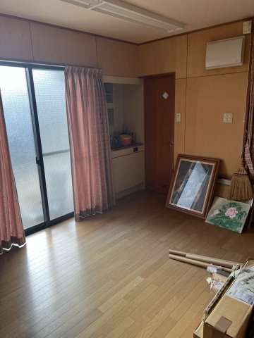 群馬県前橋市平和町２丁目～作業所、物置付中古戸建～の洋室|自分時間を愉しむ。庭を望むアトリエや書斎に最適な一室