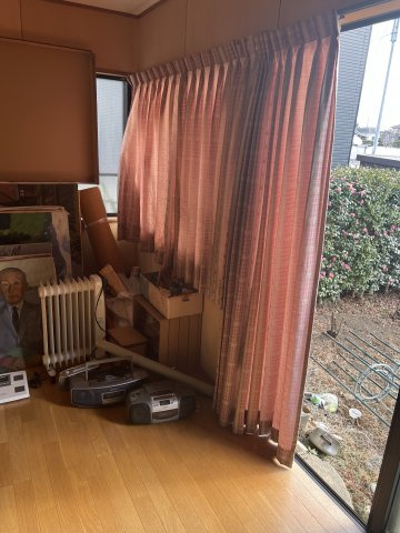 群馬県前橋市平和町２丁目～作業所、物置付中古戸建～の洋室|大きな窓から光が舞い込む、温もりあふれる多機能ルーム
