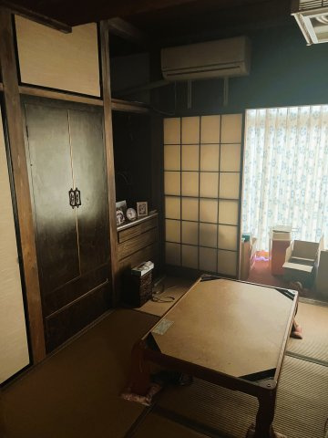 群馬県前橋市平和町２丁目～作業所、物置付中古戸建～の和室|レトロな建具が映える、自分だけの隠れ家空間