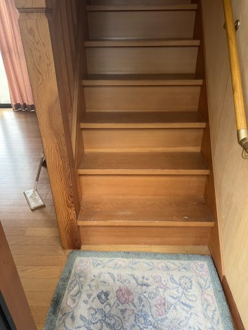 群馬県前橋市平和町２丁目～作業所、物置付中古戸建～のその他|階段部分には手すりが設置されており、昇降を補助します