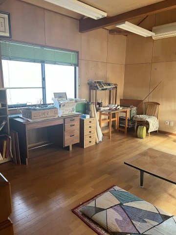 群馬県前橋市平和町２丁目～作業所、物置付中古戸建～の洋室|作業場です