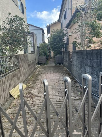 群馬県前橋市平和町２丁目～作業所、物置付中古戸建～の前面道路含む現地写真|道路から奥まった位置にあり、静かな環境です