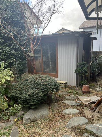 群馬県前橋市平和町２丁目～作業所、物置付中古戸建～の外観|敷地内に物置として利用可能な附属建物があります