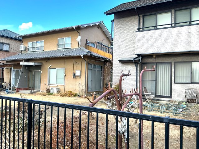 群馬県前橋市平和町２丁目～作業所、物置付中古戸建～の外観|前面に空間があり、採光が確保されています