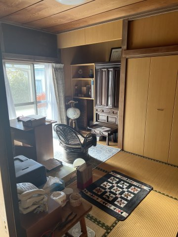 群馬県前橋市平和町２丁目～作業所、物置付中古戸建～の和室|和室の押入れは、寝具や季節物の保管に重宝します。