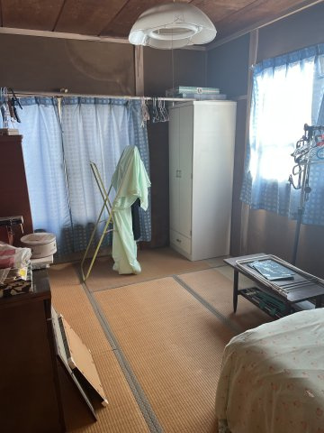 群馬県前橋市平和町２丁目～作業所、物置付中古戸建～の和室|2面に窓があり通風が良好です