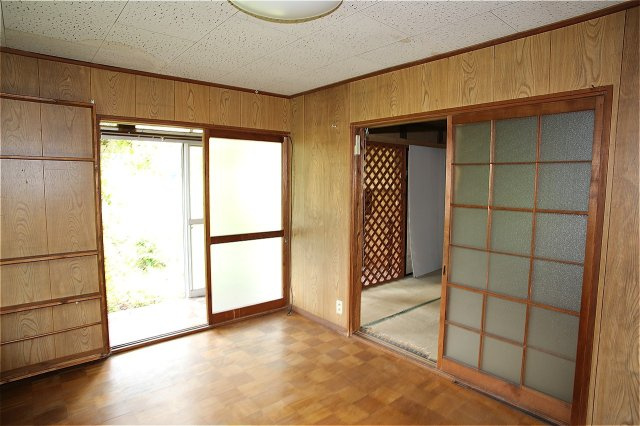 群馬県利根郡みなかみ町羽場 中古戸建の洋室|落ち着いた色調の洋室です