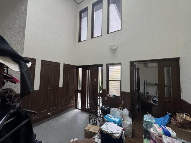 -三丁目不動産-　熊谷市船木台1丁目　二世帯住宅向きの玄関|きれいな玄関です