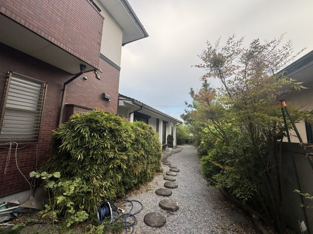-三丁目不動産-　熊谷市船木台1丁目　二世帯住宅向きの庭|簡単な家庭菜園も楽しめるお庭です