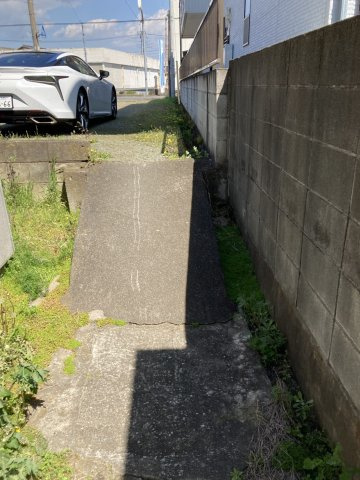 136坪の平坦地・二面接道・アパート用地に好適～みどり市大間々町大間々～の外観|敷地内は傾斜（坂）あり。接道幅を活かした設計が可能です