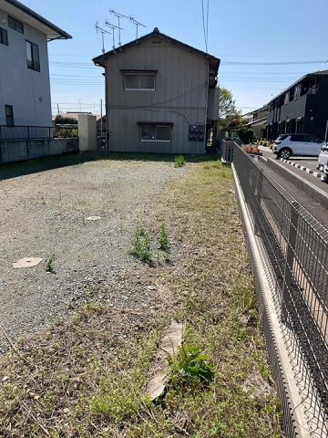 136坪の平坦地・二面接道・アパート用地に好適～みどり市大間々町大間々～の外観|県道側から西側を望む。二面接道へ抜ける開放的な敷地