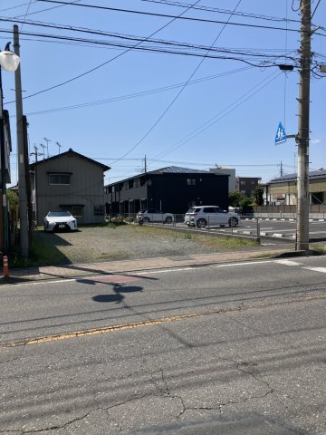 136坪の平坦地・二面接道・アパート用地に好適～みどり市大間々町大間々～の前面道路含む現地写真|東側前面道路。幅員10mの県道は歩道もあり見通し良好です