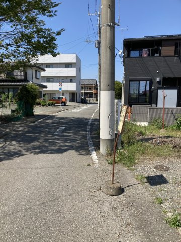136坪の平坦地・二面接道・アパート用地に好適～みどり市大間々町大間々～の前面道路含む現地写真|西側前面道路。幅員4.3mの公道に接し、二面接道を実現