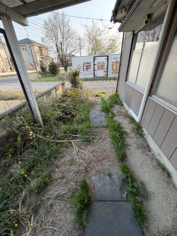 柳生駅圏の平屋。和室二間で通風良好、DIYや趣味の拠点にも～埼玉県加須市柳生～の外観|玄関へ続くアプローチ。屋根があり雨の日の出入りにも配慮