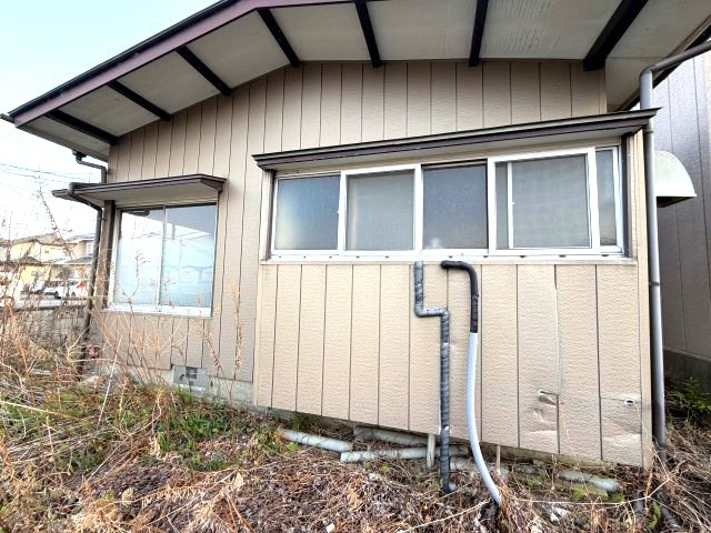 柳生駅圏の平屋。和室二間で通風良好、DIYや趣味の拠点にも～埼玉県加須市柳生～の外観|建物背面（キッチン側）の外観。窓が並び、採光が確保されます