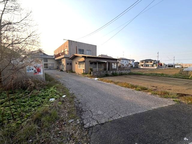 柳生駅圏の平屋。和室二間で通風良好、DIYや趣味の拠点にも～埼玉県加須市柳生～の前面道路含む現地写真|物件の前面道路。舗装されており、平坦な道が続いています