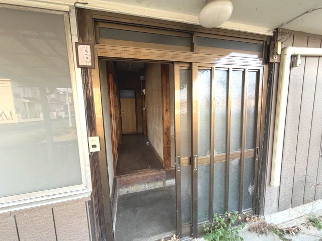 柳生駅圏の平屋。和室二間で通風良好、DIYや趣味の拠点にも～埼玉県加須市柳生～の玄関|木製枠の引き戸タイプ。土間部分はコンクリートです