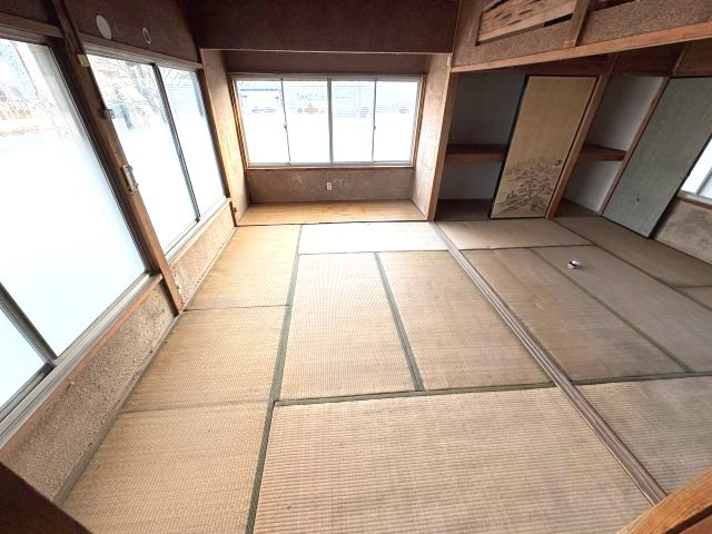 柳生駅圏の平屋。和室二間で通風良好、DIYや趣味の拠点にも～埼玉県加須市柳生～の和室|床の間と収納がある続き和室。南側に腰窓があります