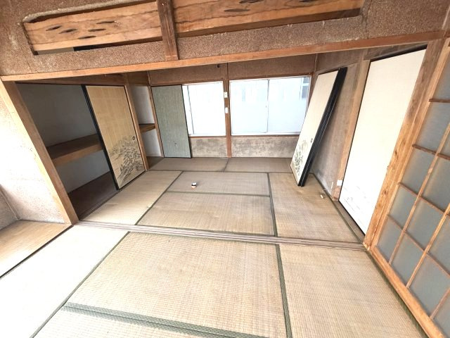 柳生駅圏の平屋。和室二間で通風良好、DIYや趣味の拠点にも～埼玉県加須市柳生～の和室|床の間の横に収納を備えた和室。建具で隣室と仕切れます