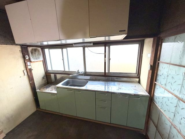 柳生駅圏の平屋。和室二間で通風良好、DIYや趣味の拠点にも～埼玉県加須市柳生～のキッチン|壁付けタイプのキッチン。正面に窓があり、調理時の換気が可能