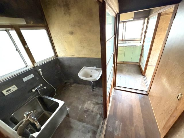 柳生駅圏の平屋。和室二間で通風良好、DIYや趣味の拠点にも～埼玉県加須市柳生～の浴室|キッチンから直接出入り可能な配置。窓があり、外光が入ります