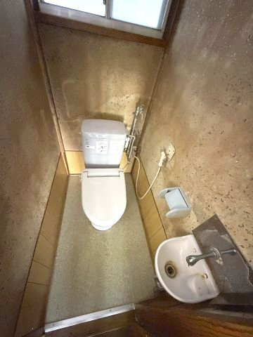 柳生駅圏の平屋。和室二間で通風良好、DIYや趣味の拠点にも～埼玉県加須市柳生～のトイレ|窓から光が差し込むトイレ。便利な手洗い器が備わっています