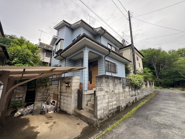 -三丁目不動産-　寄居町富田　昭和59年4月築の前面道路含む現地写真|前面道路含む現地写真です