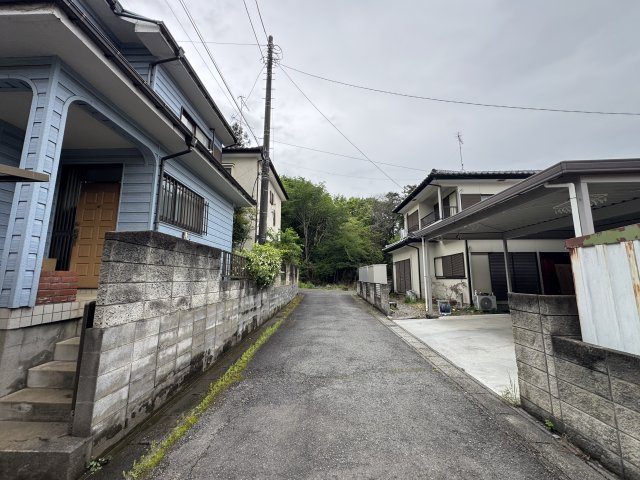 -三丁目不動産-　寄居町富田　昭和59年4月築の前面道路含む現地写真