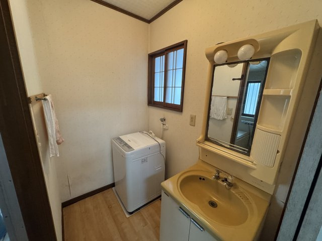 -三丁目不動産-　寄居町富田　昭和59年4月築の洗面所|脱衣スペースもあります