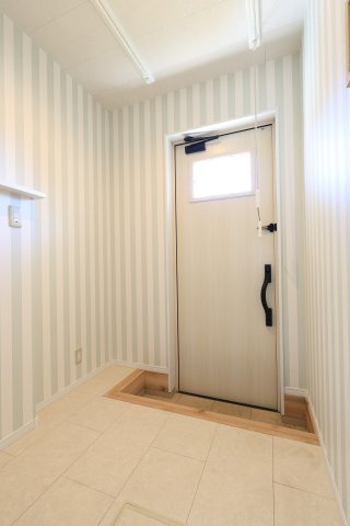 【築3年】デザイン◎安心のヤマダホーム施工　北群馬郡吉岡町 中古戸建のランドリースペース|ランドリースペースからそのまま外へ出られるため、洗濯動線がとても快適。
毎日の家事が少しラクになる便