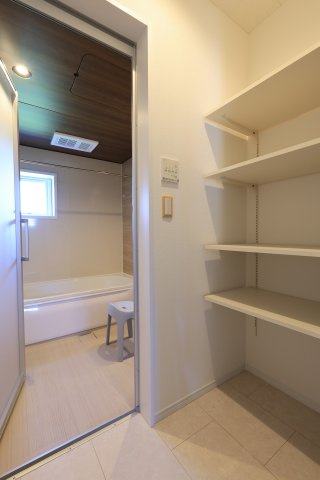 【築3年】デザイン◎安心のヤマダホーム施工　北群馬郡吉岡町 中古戸建の脱衣所|ランドリースペース直結の可動棚。家事動線を考えた配置です