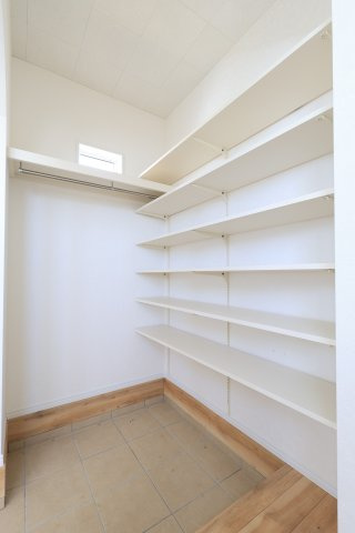 【築3年】デザイン◎安心のヤマダホーム施工　北群馬郡吉岡町 中古戸建の玄関|玄関横に設けたSICは、ベビーカーや外遊び道具の保管にも◎