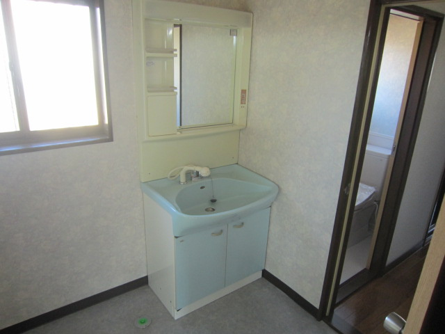 行田市駒形　土地面積１００坪の独立洗面台|朝の支度にも助かる、独立の洗髪洗面化粧台