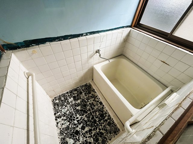 群馬県桐生市境野町３丁目　～利便施設が充実！水と緑に恵まれた、穏やかな平坦地の住宅街。～の浴室|白を基調としたタイル貼りの浴室。手すり付きで入浴をサポート。