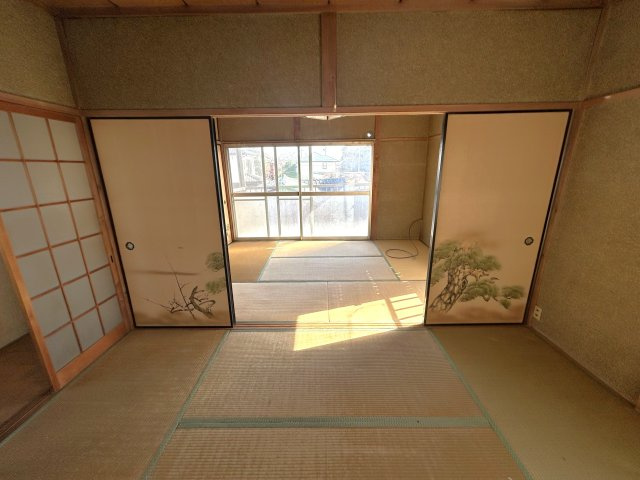 群馬県桐生市境野町３丁目　～利便施設が充実！水と緑に恵まれた、穏やかな平坦地の住宅街。～の和室|窓から日差しが差し込む明るい2間続きの和室。