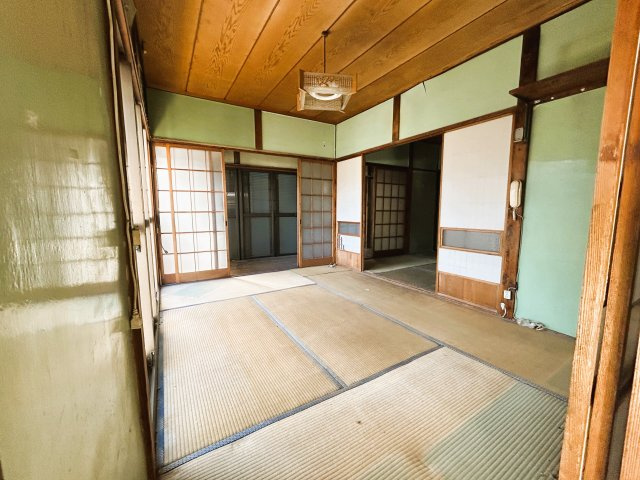 群馬県桐生市境野町３丁目　～利便施設が充実！水と緑に恵まれた、穏やかな平坦地の住宅街。～の和室|日中は照明無しでも自然光の中で心地よく過ごせます。