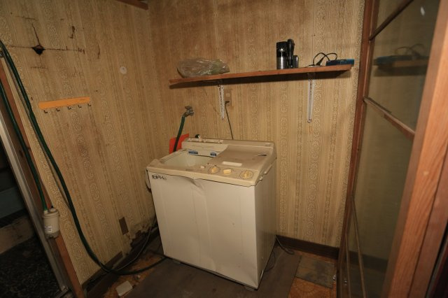 群馬県吾妻郡中之条町大字山田 DIYやリノベ向け古民家の脱衣所|洗濯機置き場および脱衣スペースの現状。