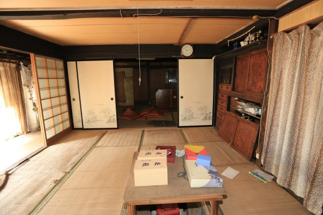 群馬県吾妻郡中之条町大字山田 DIYやリノベ向け古民家の和室|続き間の和室。伝統的な建具が残っています。