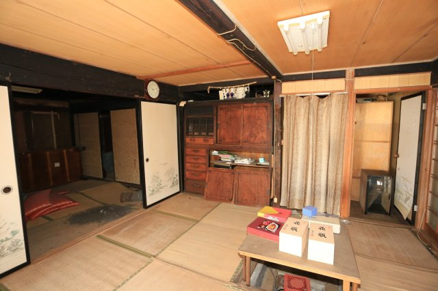 群馬県吾妻郡中之条町大字山田 DIYやリノベ向け古民家の和室|続き間の和室。伝統的な建具が残っています。