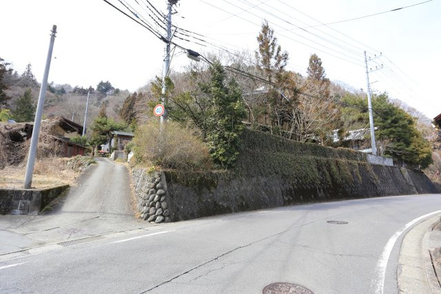 群馬県吾妻郡中之条町大字山田 DIYやリノベ向け古民家の前面道路含む現地写真|前面道路と敷地入り口の接道状況です。